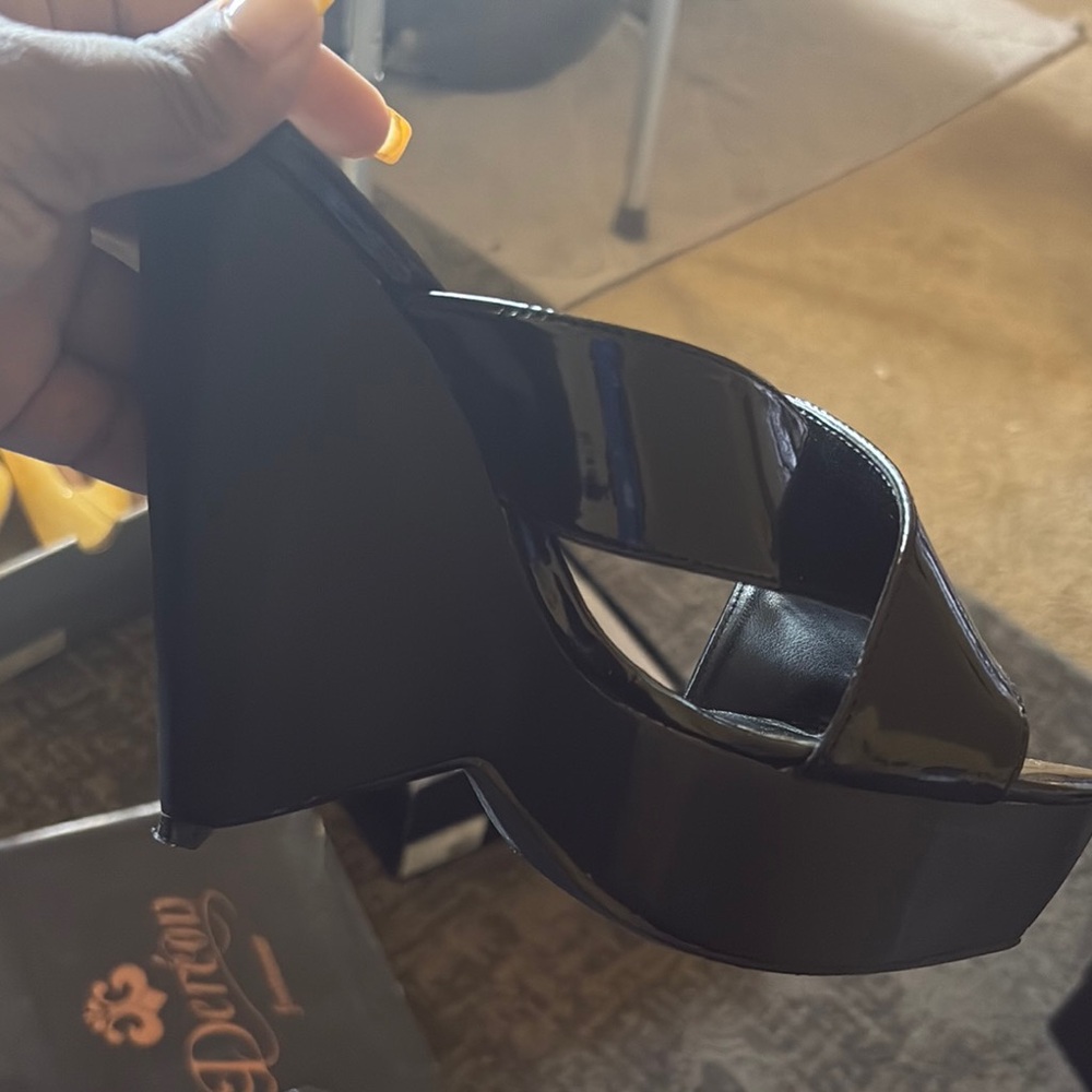 Vintage Bebe wedges come get now !!!